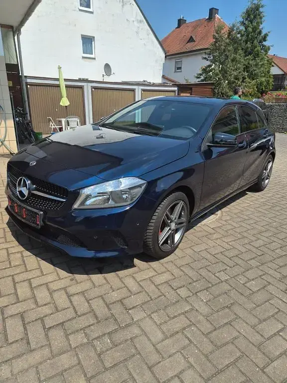 Gebraucht Mercedes A180 116 PS (85 kW) 2018 Blau Limousine