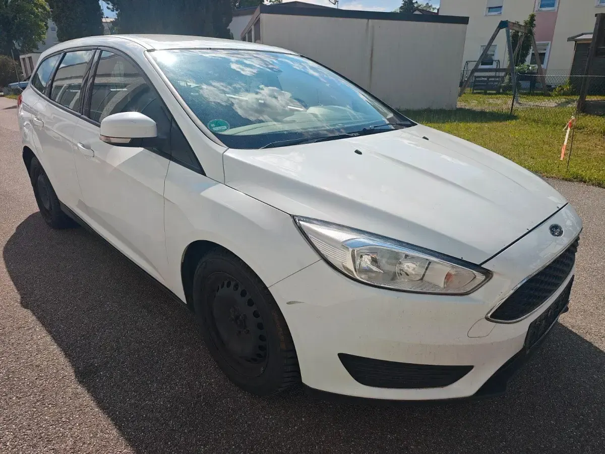 Gebraucht Ford Focus Trend 95 PS (69 kW) 2015 Weiß Kombi
