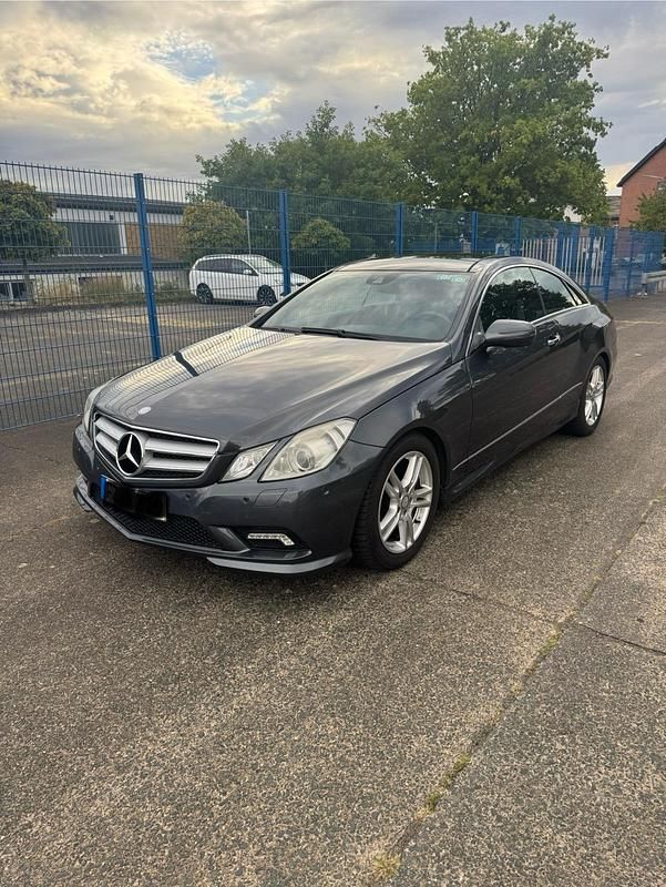 Grau Gebraucht 2009 Mercedes E350 AMG Coupé | 9.500 € (Guter Preis) - Bild 1/4