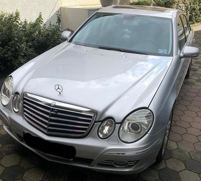 Silber Gebraucht 2007 Mercedes E200 Avantgarde Limousine | 10.950 € (Teuer) - Bild 1/4