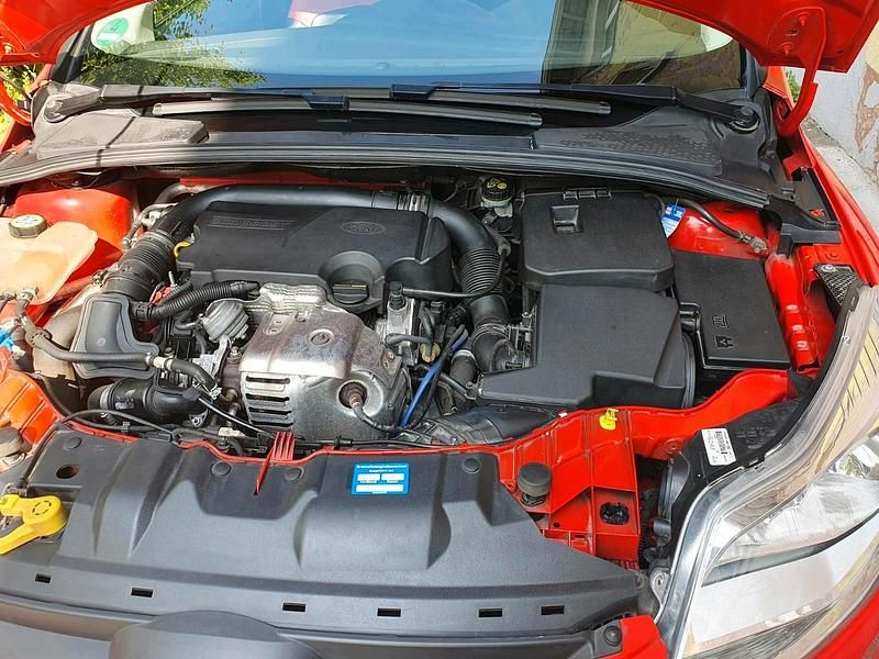 Rot Gebraucht 2013 Ford Focus Limousine | 5.100 € (Fairer Preis) - Bild 1/4