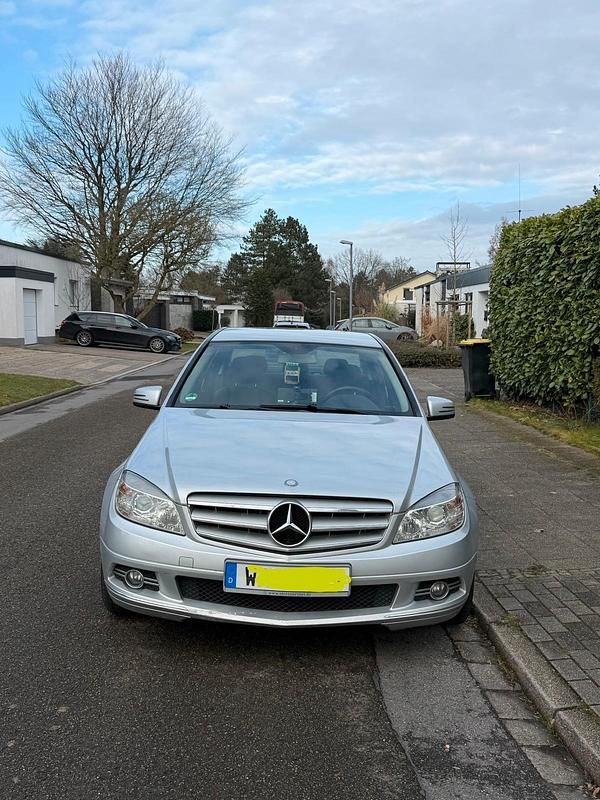 Grau Gebraucht 2011 Mercedes C200 Avantgarde Limousine | 6.600 € - Bild 1/4