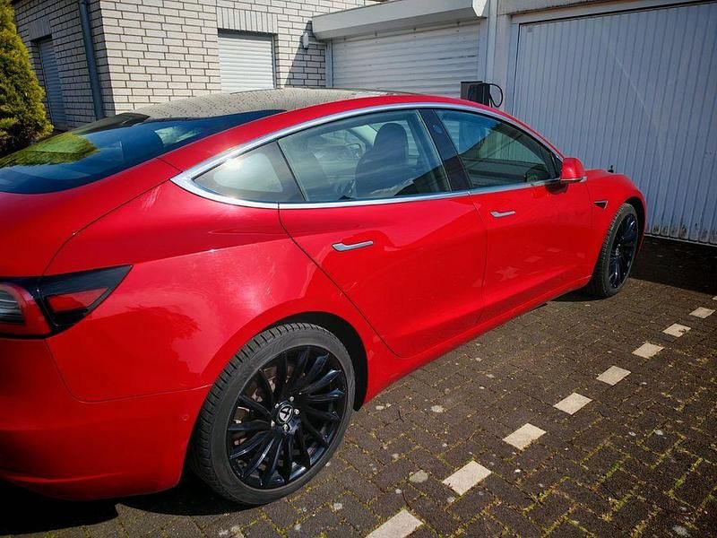 Gebraucht Tesla Model 3 Long Range RWD 239 kW (325 PS) 2019 Rot Limousine