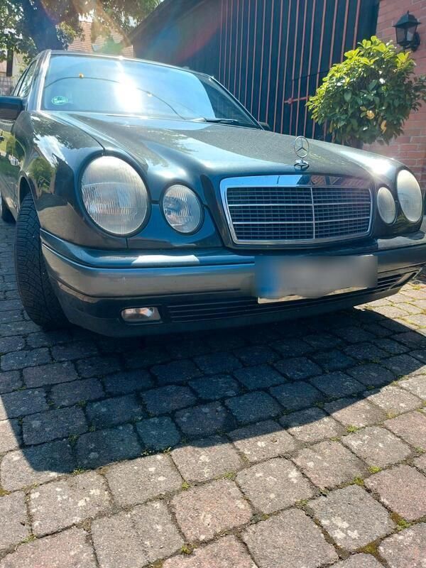 Schwarz Gebraucht 1996 Mercedes E230 Limousine | 1.800 € (Guter Preis) - Bild 1/4