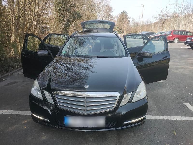 Gebraucht Mercedes E220 170 PS (125 kW) 2011 Schwarz Kombi