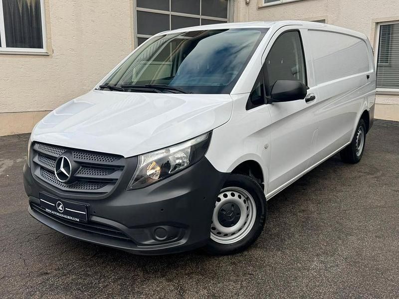 Arktikweiss Gebraucht 2024 Mercedes Vito Van / Kleinbus | 30.490 € (Guter Preis) - Bild 1/4