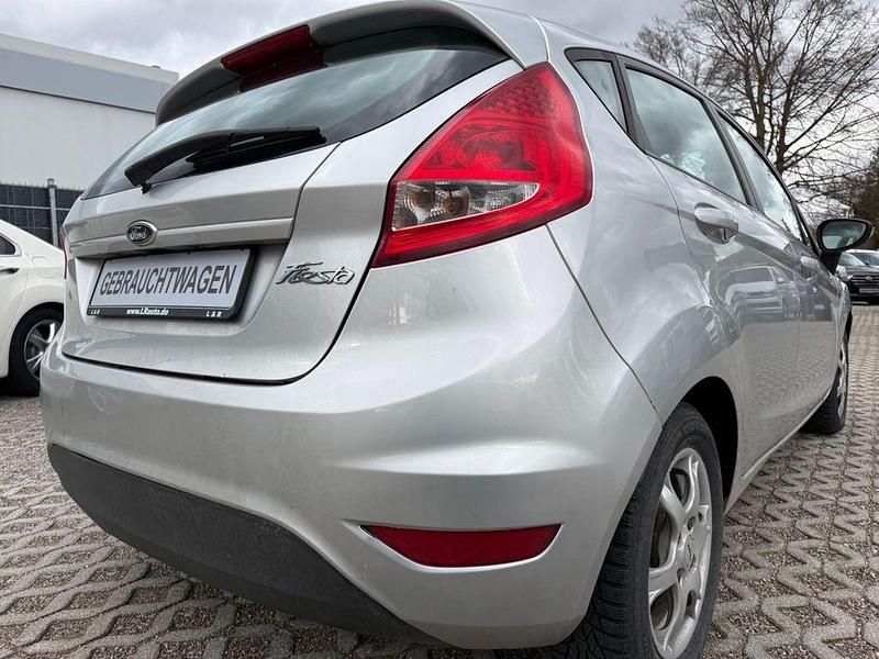 Gebraucht Ford Fiesta Champions Edition 69 PS (50 kW) 2012 Silber Kleinwagen