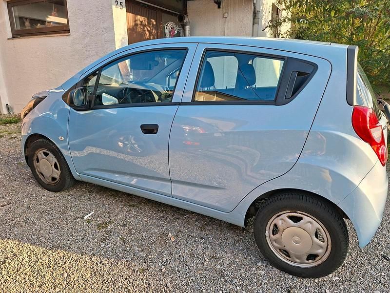 Blau Gebraucht 2013 Chevrolet Spark Kleinwagen | 2.000 € - Bild 1/4
