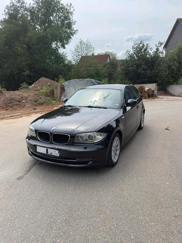 Schwarz Gebraucht 2011 BMW 116 Kleinwagen | 2.300 € (Superpreis) - Bild 1/4