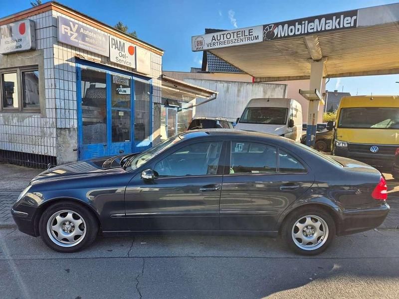 Gebraucht Mercedes E200 Classic 163 PS (119 kW) 2003 Blaumetallic Limousine