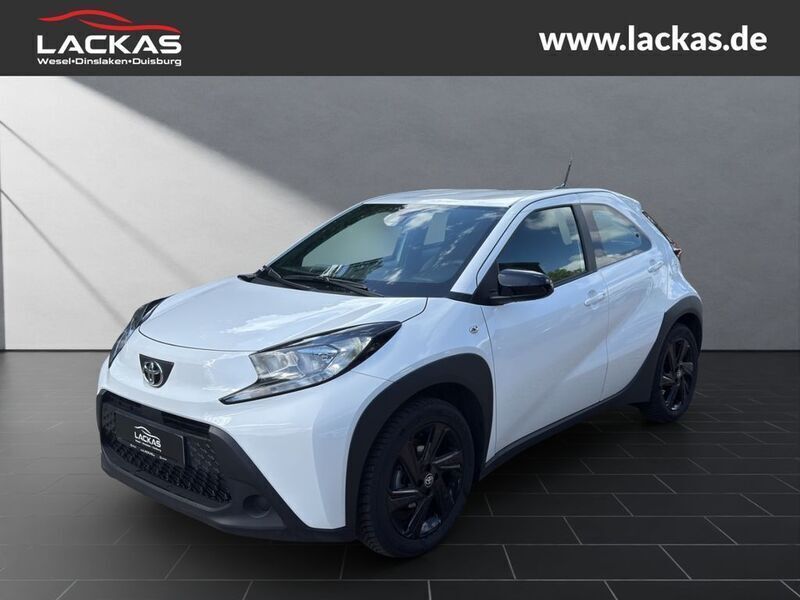 Weiss Gebraucht 2024 Toyota Aygo Business Edition Kleinwagen | 16.990 € (Etwas zu teuer) - Bild 1/4