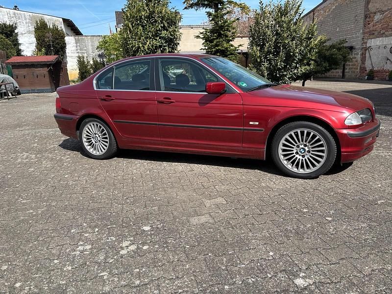 Gebraucht BMW 320 Basis 170 PS (125 kW) 2001 Rot Limousine