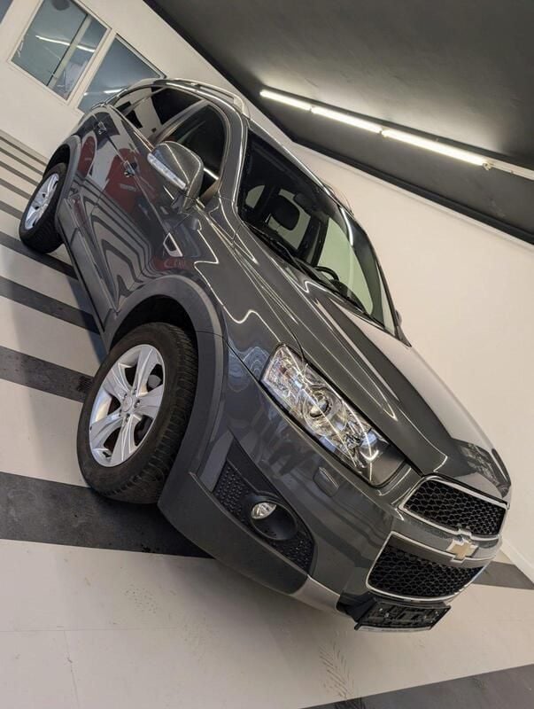 Grau Gebraucht 2011 Chevrolet Captiva SUV | 7.299 € (Guter Preis) - Bild 1/4