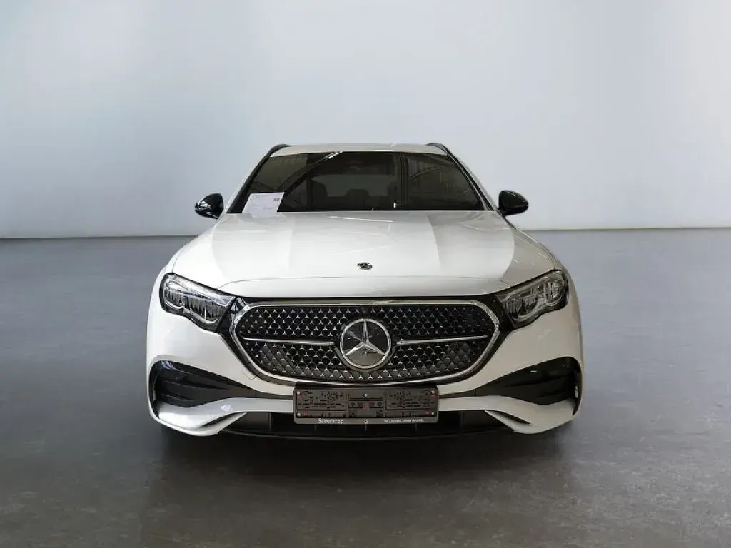 Gebraucht Mercedes E300 AMG 313 PS (230 kW) 2025 Weiß Limousine