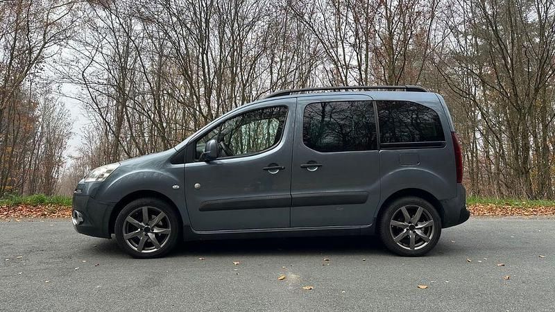 Blau Gebraucht 2012 Peugeot Partner Tepee Outdoor Van / Kleinbus | 7.650 € (Teuer) - Bild 1/4