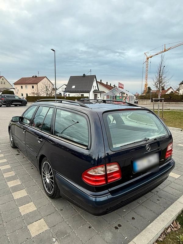 Gebraucht Mercedes E220 140 PS (102 kW) 2002 Blau Kombi