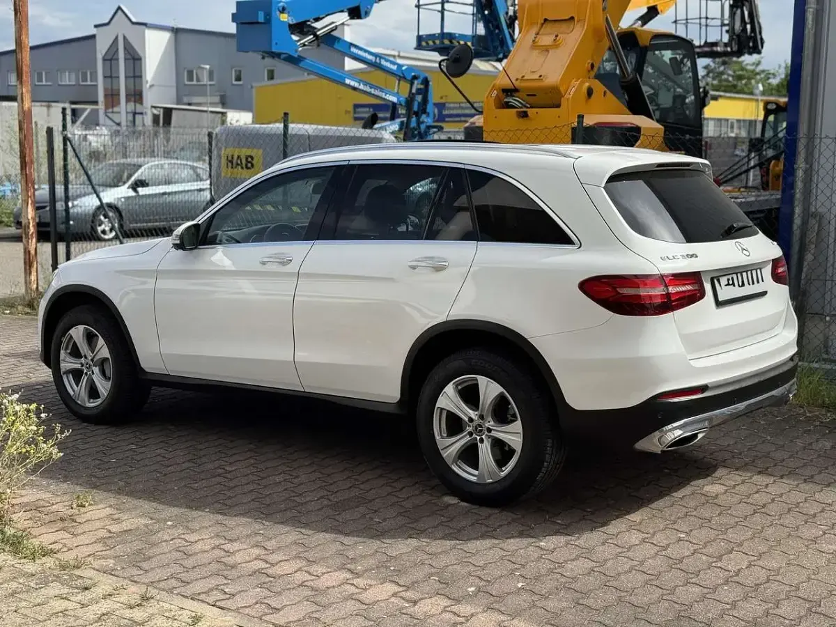 Gebraucht Mercedes GLC300 245 PS (180 kW) 2017 Weiß SUV