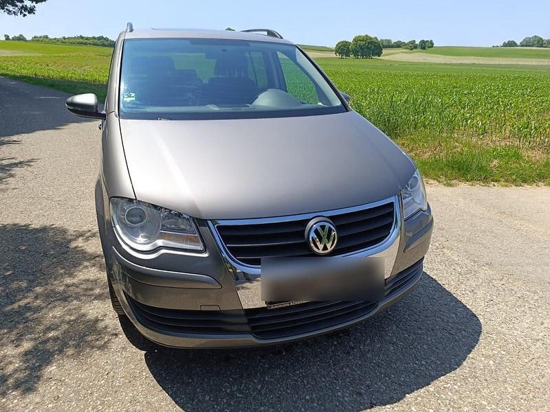 Braun Gebraucht 2010 VW Touran Van / Kleinbus | 3.200 € (Superpreis) - Bild 1/4