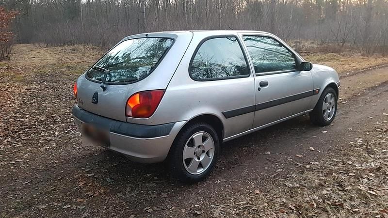Gebraucht Ford Fiesta 59 PS (43 kW) 2002 Silber Kleinwagen