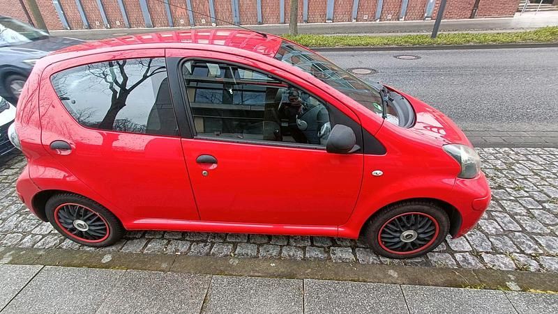 Gebraucht Toyota Aygo 68 PS (50 kW) 2010 Rot Kleinwagen