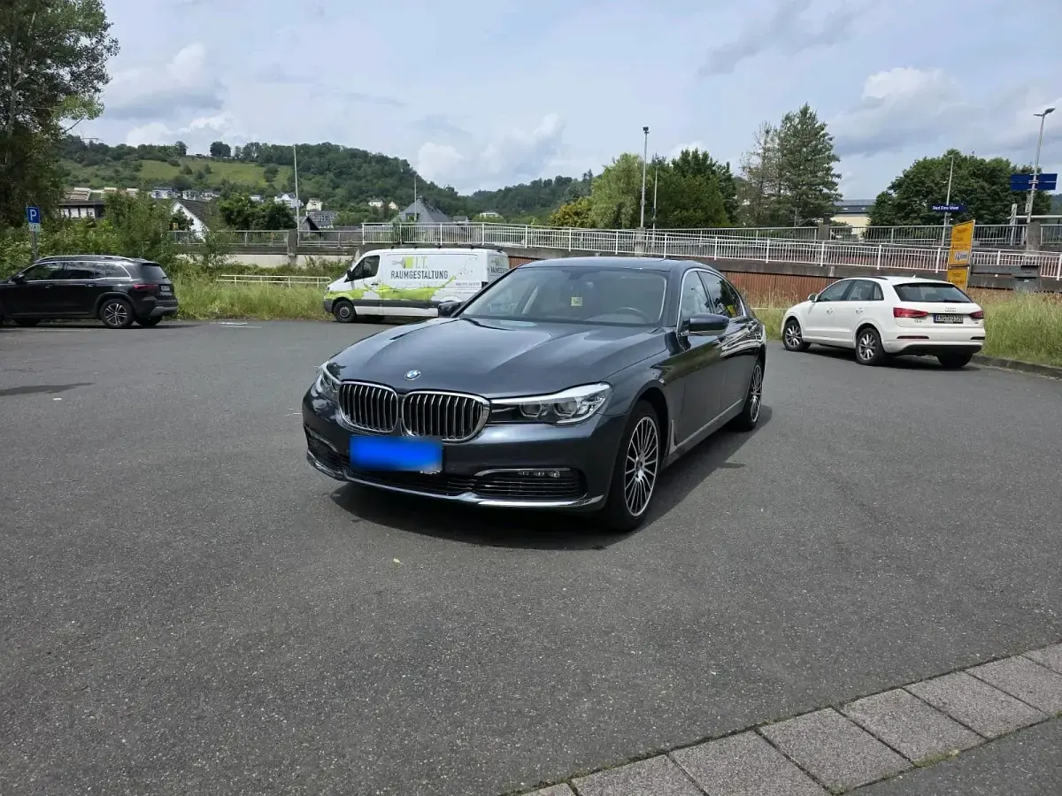 Gebraucht BMW 730L 265 PS (194 kW) 2017 Blau Limousine