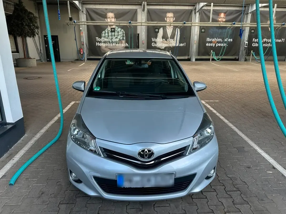 Gebraucht Toyota Yaris 120 PS (88 kW) 2013 Silber Kleinwagen