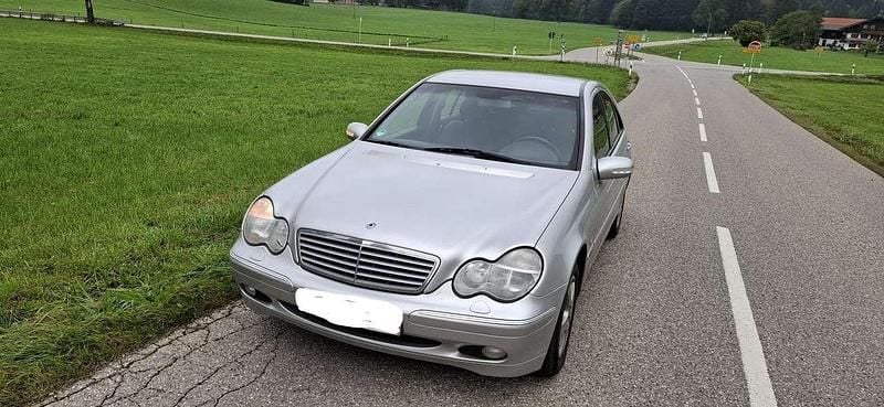 Silber Gebraucht 2000 Mercedes C200 Elegance Limousine | 2.850 € (Etwas zu teuer) - Bild 1/4