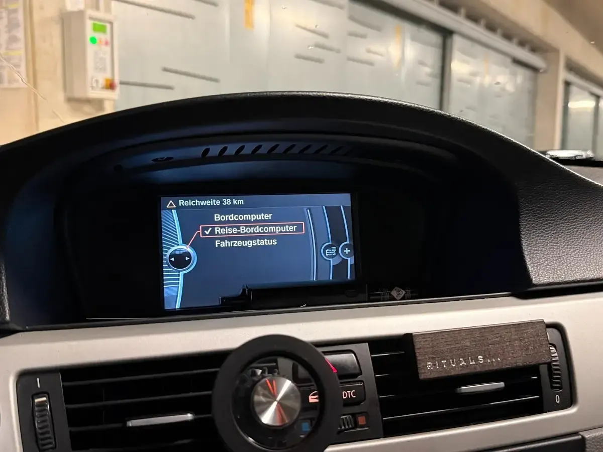 Gebraucht BMW 320 170 PS (125 kW) 2010 Schwarz Limousine