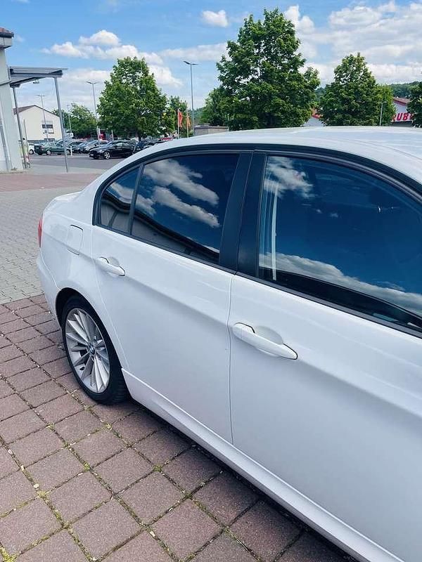 Gebraucht 2011 BMW 318 Lifestyle Limousine | 6.100 € (Teuer) - Bild 1/4