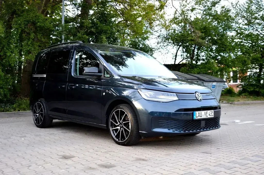 Second-hand VW Caddy R 114 CP (83 kW) 2023 Albastru Monovolum