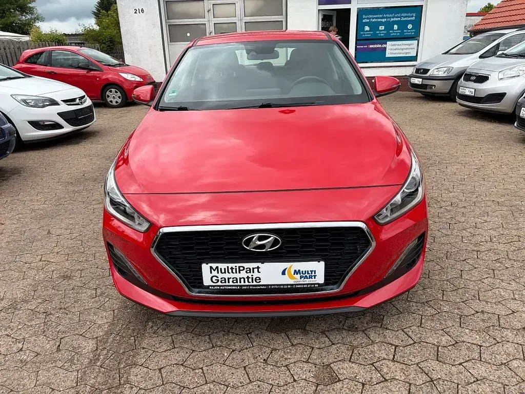 Gebraucht Hyundai i30 Pure 99 PS (72 kW) 2020 Rot Limousine
