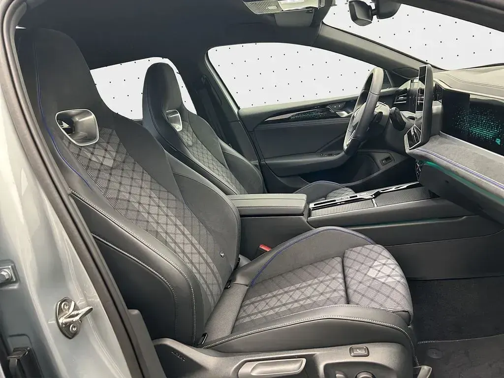 Gebraucht VW Passat R-line 150 PS (110 kW) 2025 Oyster silver metallic Kombi