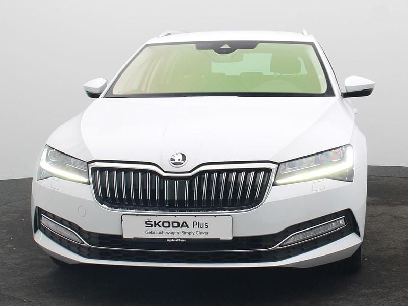Gebraucht Skoda Superb Style 150 PS (110 kW) 2022 Moonweiss metallic Kombi