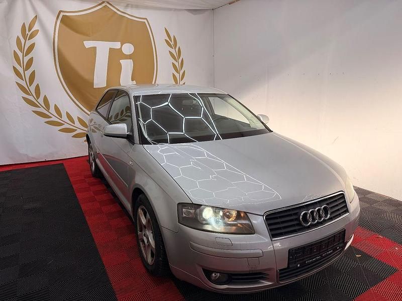 Silber Gebraucht 2004 Audi A3 Ambition Limousine | 5.499 € (Teuer) - Bild 1/4