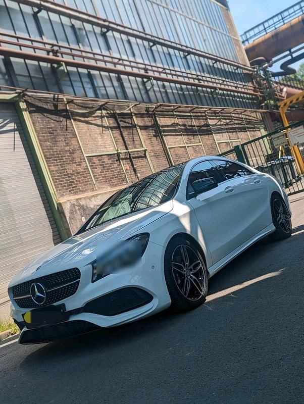 Weiß Gebraucht 2017 Mercedes CLA220 AMG Limousine | 24.500 € (Teuer) - Bild 1/4