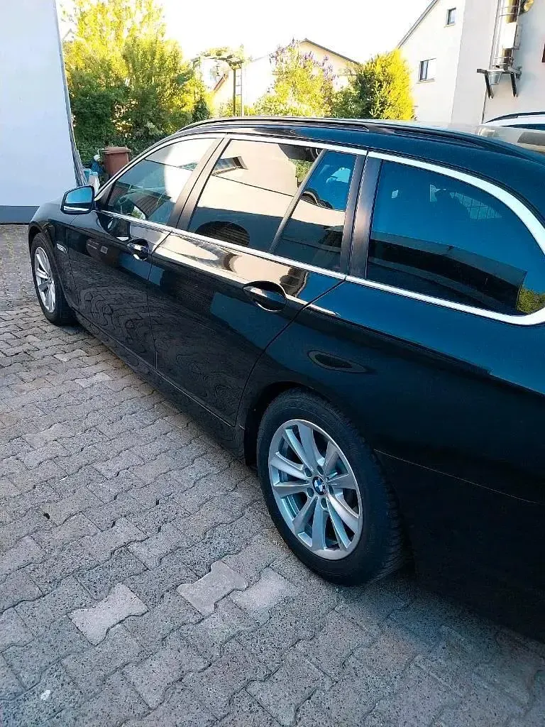 Gebraucht BMW 520 184 PS (135 kW) 2011 Schwarz Kombi
