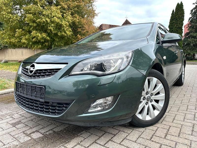 Grün Gebraucht 2010 Opel Astra Innovation Limousine | 4.490 € (Guter Preis) - Bild 1/4