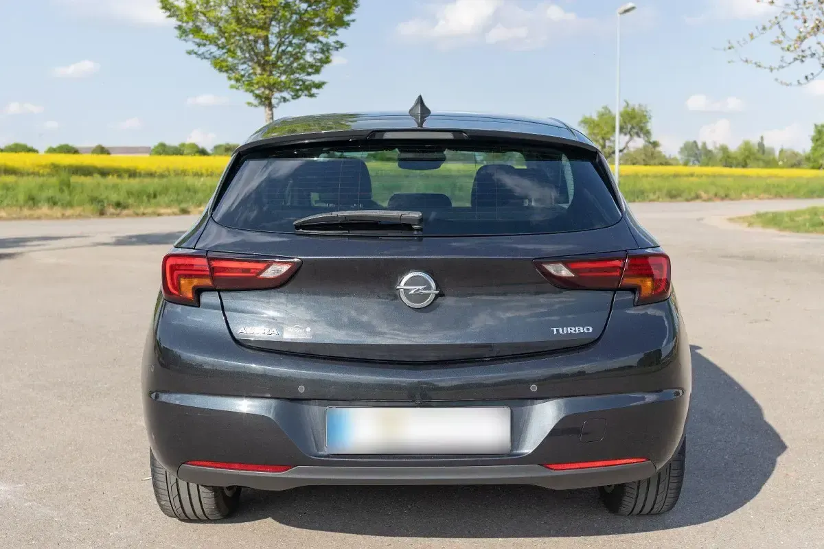 Gebraucht Opel Astra Innovation 125 PS (91 kW) 2015 Schwarz Limousine