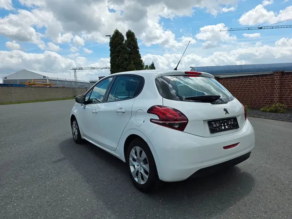 Gebraucht Peugeot 208 68 PS (50 kW) 2018 Weiß Kleinwagen
