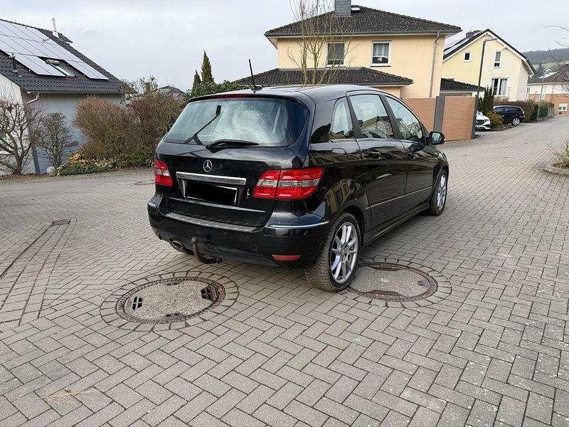 Gebraucht Mercedes B200 140 PS (102 kW) 2010 Schwarz Van / Kleinbus