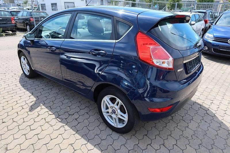 Gebraucht Ford Fiesta Titanium 75 PS (55 kW) 2013 Blau Kleinwagen