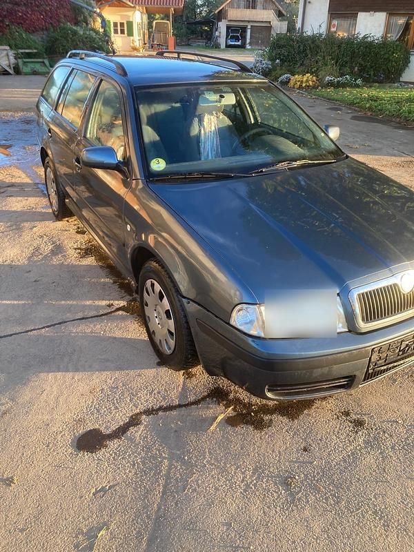 Grau Gebraucht 2005 Skoda Octavia Kombi | 950 € - Bild 1/4