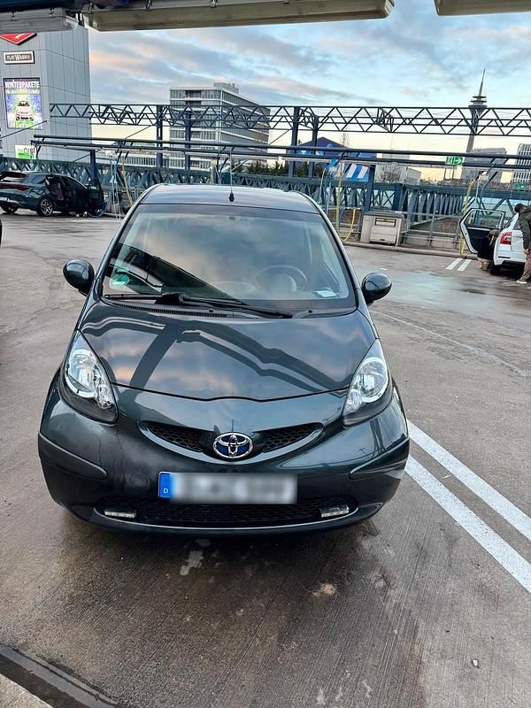 Grau Gebraucht 2005 Toyota Aygo Kleinwagen | 2.800 € - Bild 1/4