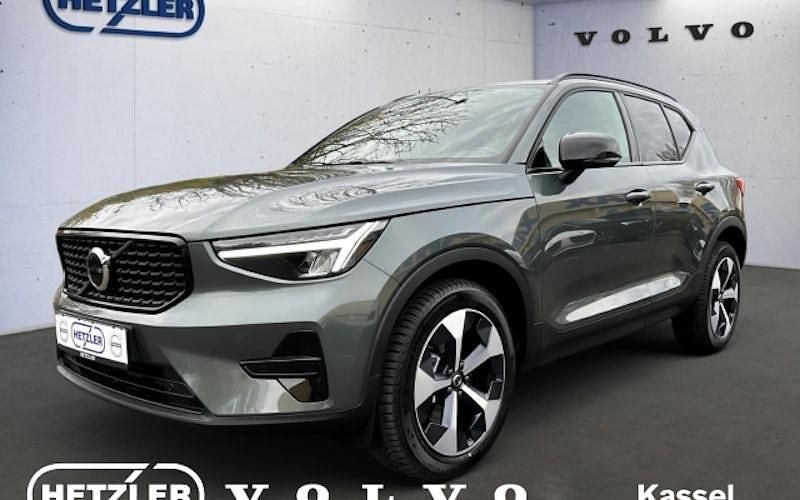 Neu Volvo XC40 Plus 197 PS (144 kW) 2025 Grün SUV