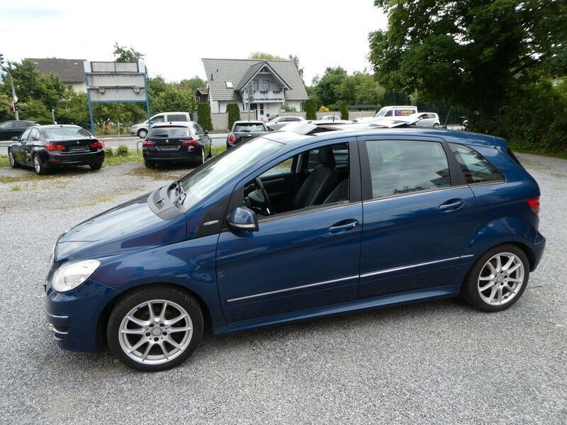 Blau Gebraucht 2011 Mercedes B180 Van / Kleinbus | 5.350 € (Guter Preis) - Bild 1/2