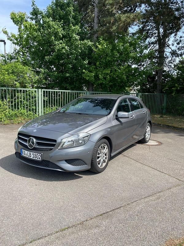 Grau Gebraucht 2013 Mercedes A180 Kleinwagen | 7.200 € (Fairer Preis) - Bild 1/4