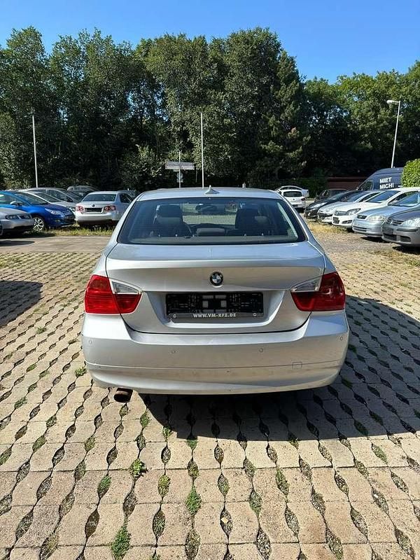 Gebraucht BMW 318 129 PS (94 kW) 2006 Titansilber metallic Limousine