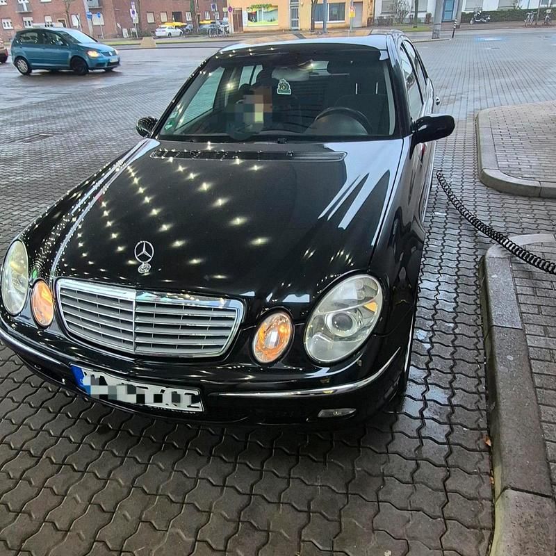 Schwarz Gebraucht 2004 Mercedes E200 Elegance Limousine | 3.500 € (Fairer Preis) - Bild 1/4