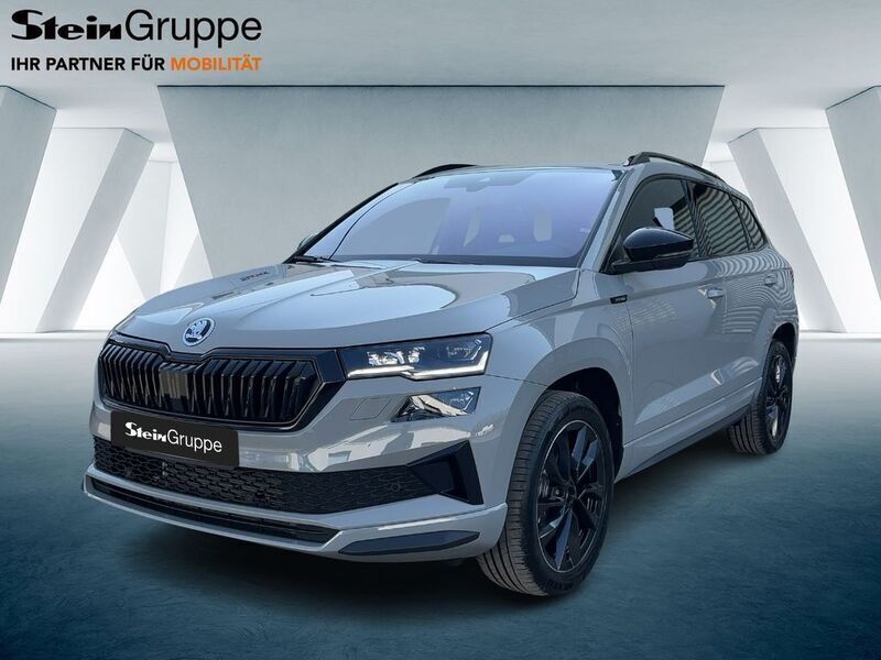 Grau Neu 2025 Skoda Karoq SportLine SUV | 44.488 € - Bild 1/4