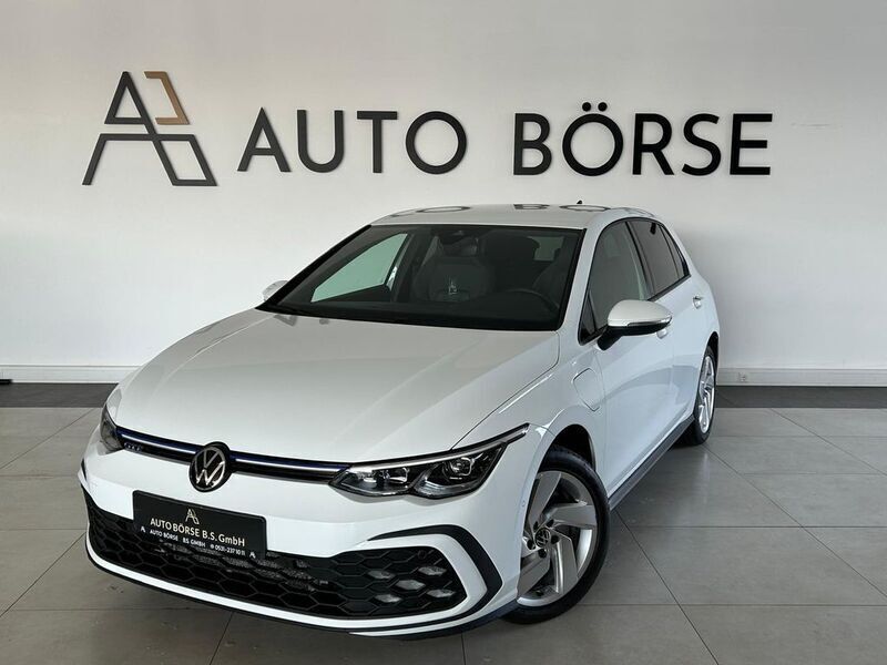 Weiß Gebraucht 2021 VW Golf VIII GTE Limousine | 20.490 € (Fairer Preis) - Bild 1/4